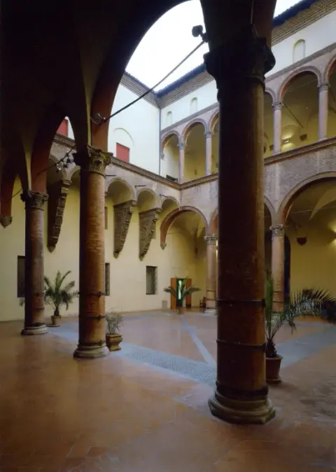 Ponti tra civiltà lontane nelle collezioni del Museo Medievale di Bologna